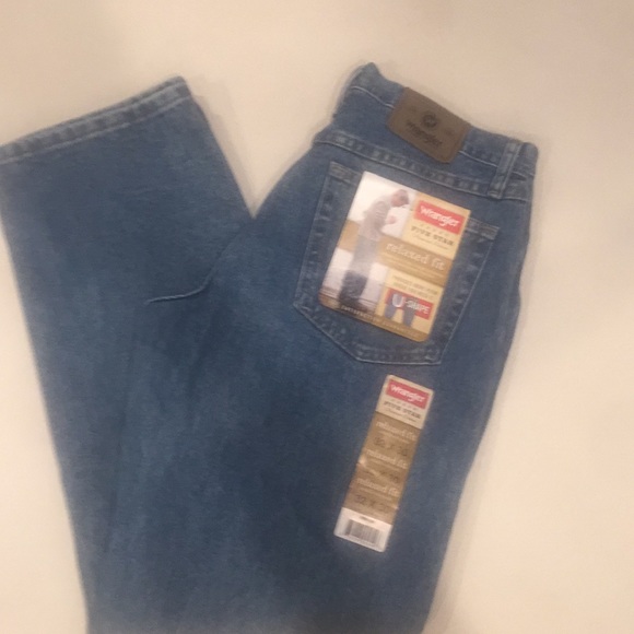 New wrangler Relaxed fit 32/30 - Picture 2 of 4